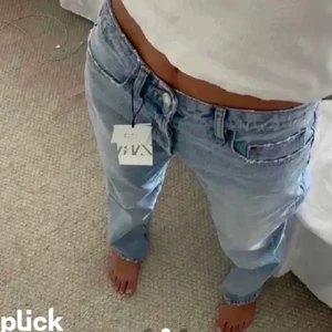 Zara jeans - Säljer mina populära och slutsålda Mid Rise jeans från Zara då de inte passade mig riktigt! Helt oanvända med lapparna kvar. Storlek 36, kom med prisförslag. Budgivning om många är intresserade. Säljer endast vid bra bud! (Lånade bilder) kan skicka egna vid intresse. Frakten ingår inte i priset