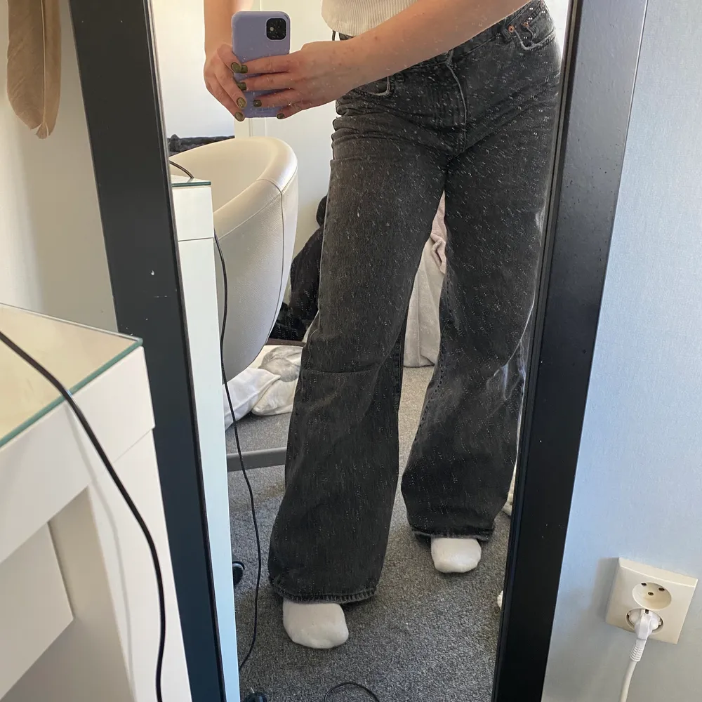 Goa jeans från Gina tricot i storlek 42, säjer på grund av för stora💜 köparen står för frakt, pris kan diskuteras . Jeans & Byxor.