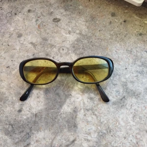 Gula glasögon - Gula glasögon med svart båge