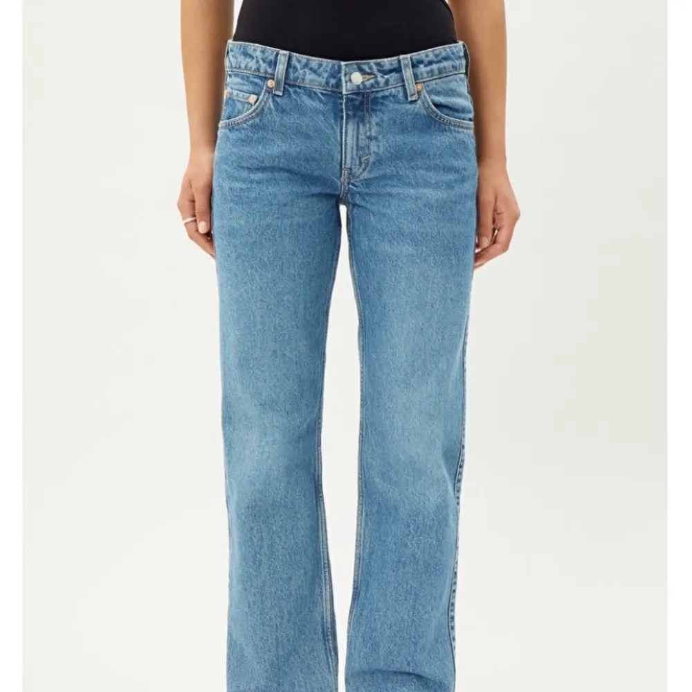 Lågmidjade jeans från weekday. Är i storlek 26/32 men skulle säga att dem är reletivt små i storleken. Köptes för 500kr. Har använt dom typ 3 gånger. . Jeans & Byxor.