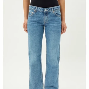 Lågmidjade weekday jeans - Lågmidjade jeans från weekday. Är i storlek 26/32 men skulle säga att dem är reletivt små i storleken. Köptes för 500kr. Har använt dom typ 3 gånger. 