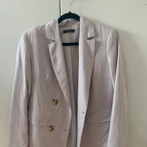 Kavaj - Storlek 34, ganska stor i storleken. Otroligt skön och ganska tunn kavaj, fin färg lite beige aktig. Tjocknad på axlarna (padding) Den är aldrig använd. 