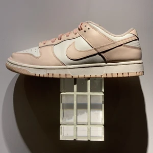 Nike Dunks Orange Pearl - Hej! Fått in ett par riktigt fräscha Dunks orange pearl, perfekt nu intill våren o sommaren. Har ett litet crease märke fram på skon, är i cond 9/10. Bud från 1400kr bin 1700kr Kan gå billigare vid snabb och smidig affär. Kan mötas upp i Stockholm men även orterna runt Täby. Tveka inte på att höra av dig👟😁