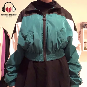 Vindjacka - Vindjacka med olika färger i strl S. Säljs av Rytmus Stockholms Elevkår, alla kläder som säljs har skänkts utav elever på Rytmus och de pengar som samlas in från klädinsamlingen ges oavkortat till WWF. Ta chansen och köp fina kläder second hand och bidra på samma gång till att bevara miljön!