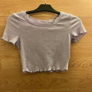Ljuslila topp - En ljuslila tunn sommartopp från Shein, aldrig använd! En gullig topp men lite volang på ärmarna och längst ner, croppad! (Färgen gör sig tyvärr inte rättvisa)💜