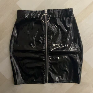 Black skirt - Aldrig haft den förut.  Perfekt rent.  Vill sälja eftersom min storlek har ändrats.  Kan skicka fler bilder om du vill.  pris kan diskuteras.