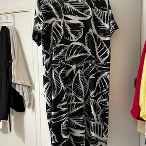 Klänning - Kort klänning med bälte vid magen