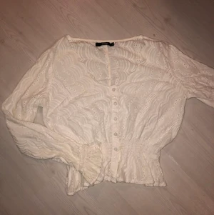 Vit blus - Vit, gullig blus från BIKBOK, storlek S. Väldigt fin till kjol eller ett par höga jeans.