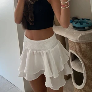 Vit kjol - Endast använd 1 gång. Delen upptill på kjolen är vikt så den är alltså längre än vad som visas på bilden. Frakt tillkommer. Pm vid intresse/fler bilder. 🤍