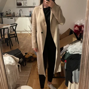 Zara kappa beige  - Beige lite tunnare kappa från zara perfekt i våren. Använd 10-15 gånger men i bra skick! 
