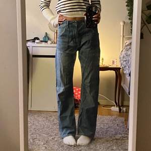 Baggy jeans som är perfekt långa på mig men känner inte att jag använder de längre så lika bra att sälja. Jag brukar ha storlek 25 i midja och de passar bra på mig, möts upp i sthlm men kan även frakta 💗