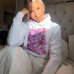 The cool elephant  - Super fina och populär The cool elephant hoodie! ❤️‍🔥 Dessvärre har jag råkat tvätta den alldeles för varmt, och trycket har blivit dåligt. Därav priset, ny pris är 600kr. Den har inga andra defekter, utan är i bra skick.