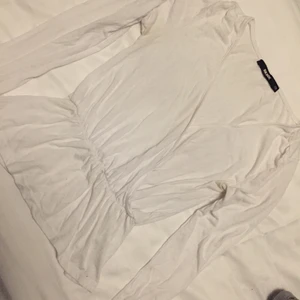 Tröja  - Säljer min vita tröja i omolottform storlek XS. 