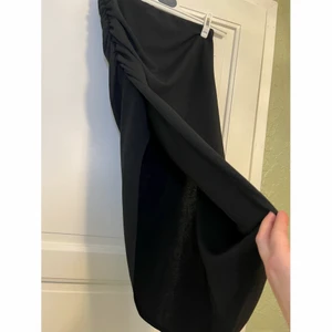 Kjol  - rynkad kjol med slits✨ st M 80cm | 50kr 