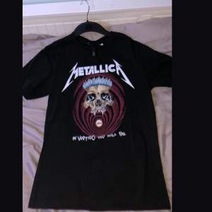 Svart Metallica tröja köpt på H&M men använd en enstaka gång i manlig S. Trycker ser exakt likadant ut som när jag köpte den. Säljer denna för 20kr plus frakt som ligger på 53kr. Bara att höra av sig om man har frågor💀