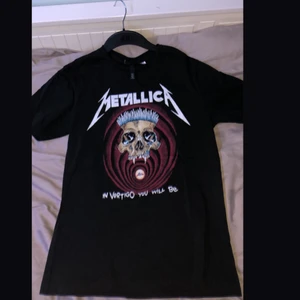Metallica tröja  - Svart Metallica tröja köpt på H&M men använd en enstaka gång i manlig S. Trycker ser exakt likadant ut som när jag köpte den. Säljer denna för 20kr plus frakt som ligger på 53kr. Bara att höra av sig om man har frågor💀