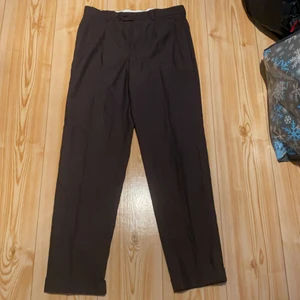 Mörkgrå kostymbyxor - Säljer dessa mörkgrå kostymbyxor från märket Riley. Finns ingen storlek angiven men de sitter som en 36/38. Använda ett fåtal ggr. Hör av dig om du är intresserad💕💕
