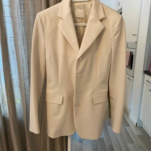 Kavaj/blazer - Superfin och stilren. Kommer tyvärr inte till användning så den är precis som ny! Made in Italy