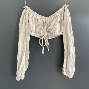 Topp - Jättefin festtopp från Bershka, Aldrig använd<33 Skriv gärna egna bud också. Köparen står för frakten.