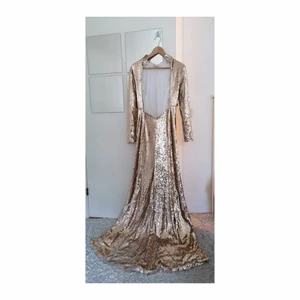 Glittrig Klänning - Hej! Jag har köpt denna klänningen och har bara använt den 2 gånger.  Jag är själv 1.60 cm o den passar prefekt med klackskor. Priset kan diskuteras❤️