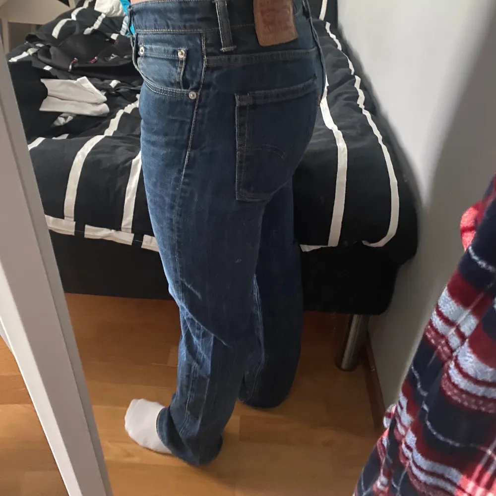 Säljer mina skitsnygga Levis 513. W 33 och L 32. De sitter snyggt lågmidjat på mig som är ca 162. Skriv vid frågor❤️. Jeans & Byxor.