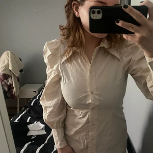 Hm - Benvit oanvänd klänning från Hm, prislappen är kvar❤️(ska stryka den). Strl 36