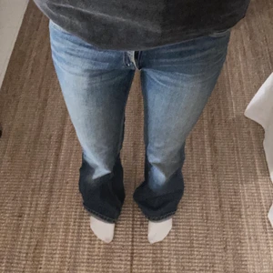 Lee jeans - Säljer ett par jättefina leejeans i storlek 27:33 som är lite för tajta för mig som i vanliga fall har 36 i jeans, skulle säga att de passar mellan storlekarna 34-36. Dem är perfekta i längden på mig som är ungefär 166cm. Dem är i modellen bootcut men ändå ganska raka som ni ser på bilden och dem är lågmidajde. Skriv för fler bilder!