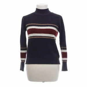 Vintage stickad tröja  - Lite croppad vintage stickad tröja köpt på sellpy men i nyskick. Från märket kilky i storlek s/m men passar nog xs-m beroende på hur man vill att den ska sitta! 