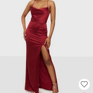 Röd satin klänning - Röd satin klänning från Nelly! Använd under en kväll, superfin men får ingen användning för den tyvärr. Hoppas någon annan kan få tillfälle att använda den💗