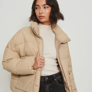 🤍🤍 - Supersnygg pufferjacka från NA-KD. Jättebra till böter och i väldigt bra skick! Skriv gärna för mer bilder 🤍🤍