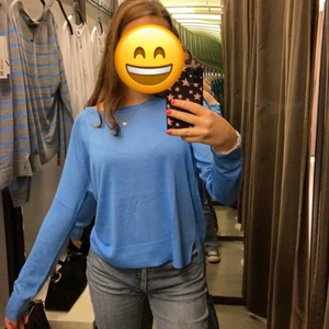Randig tröja zara - Säljer dessa två då dom inte kommit till användning. 150kr styck. Den blå tröjan är aldrig använd och den randiga bara en gång. samma tröja men olika färger! Super fina och trendiga 