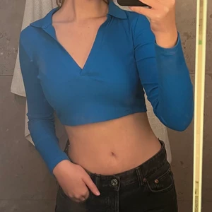 blå långarmad tröja Zara strl S - en knappt använd och superfin tröja ifrån Zara i strl S. har långa armar och denna räcker hela vägen till händerna. pris: 100kr utan frakt (men kan diskuteras) skriv privat vid intresse!💕