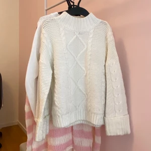 Vit stickad tröja - Andvänd 1-2 gånger men bra skick