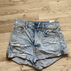 Jeansshorts  - Superfina jeansshorts från HM i storlek 32. Säljer då dom tyvärr blivit för små för mig💕
