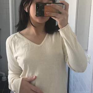 Jumper - Cute white/cream vneck sweater