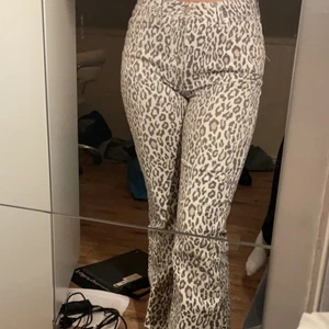 Leopard byxor - Ett par skitsnygga slutsålda bootcut byxor från nakd. Stl 38 men sitter perfekt på mig som är en 36. Frakt ingår inte i priset🤎🤎