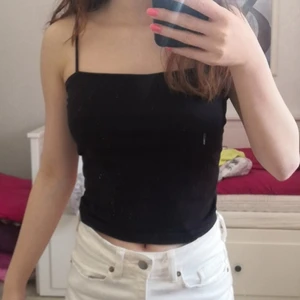 Ginatricot topp - Säljer båda Ginatricot topparna i strl XS. Den svarta är använd 4 ggr och den limegula är i nyskick då ja köpt den men aldrig fått användning för den. Billigare att köpa båda 2 för 150 kr annars 100 kr st