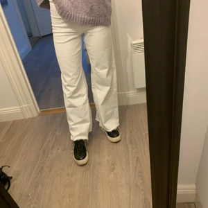 raka jeans  - säljer dessa croppade högmidjade jeans från zara! superbra skick, knappt använda. har bytt dragkedja då den tidigare var trasig, inget som syns och funkar perfekt. passar till allt speciellt i sommar! köparen står för frakt!