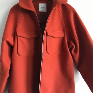 Röd jacka - Frakt ingår! Jättefin jacka från Pieces! Väldigt fint skick, använd fåtal gånger🧡