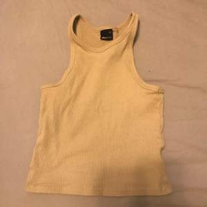 Ett beiget linne från Gina tricot. (Andra bilden är lånad).😽💕