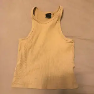 Ett beiget linne från Gina tricot. (Andra bilden är lånad).😽💕