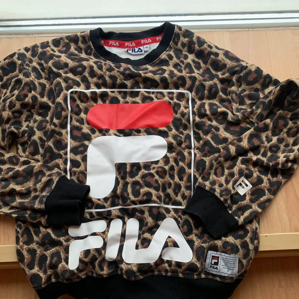 Leopardtröja från Fila i storlek XS. Har mycket kvar att ge (: 150kr + frakt 🥰. Tröjor & Koftor.