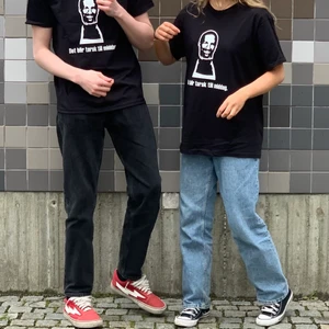 DET BLIR TORSK TILL MIDDAG T-SHIRT - NO FRICTION är ett UF företag som fokuserar på att designa tryck med ironi och kritik som berör moderna och nutida samhällsfrågor. 