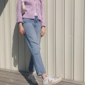 JEANS  - Bekväma, snygga jeans från Monki! Storlek 26 i midjan, och på mig som är 1,70 så är de något korta (se bild) Titta gärna in mina andra annonser 💚