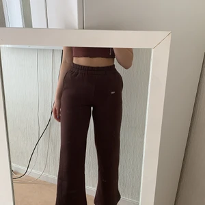 venderbys mjukisbyxor - Ett par bruna myukisbyxor, säljer de eftersom de är för korta på mig, jag är 174 typ. Aldrig använda, prislappen kvar! 
