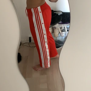 Adidas byxor - 2 år gamla byxor köpta i Los Angeles. Den röda är i storlek Medium som motsvarar ca 40-42 samt den turkosa är i storlek XS som motsvarar 32-34. Jag är 160 cm lång och dem är perfekta i längden på mig då dem kortade ner dem till mig i butik. Knappt använda 