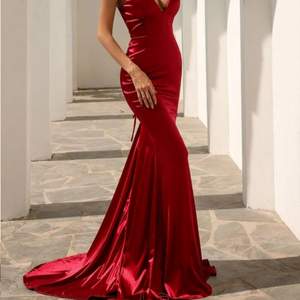 Säljer en röd klänning från Shein i strl M. Endast använd en gång och är i mycket fint skick 😊