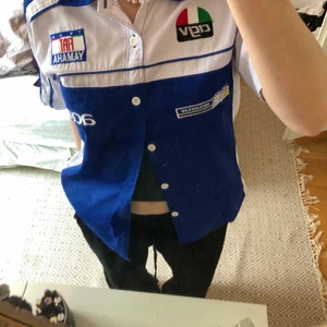 SKJORTA - Säljer denna coola yamaha skjortan jag köpte på secondhand för ett tag sen, då den inte kommer till användning. Sitter som en S/M 💕💕