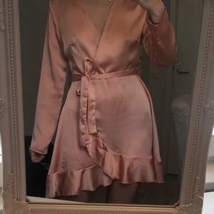 En rosa satin klänning från webbsidan Missguided. Storlek 38, men skulle säga att den passar någon med 36 också. Använd 2-3 gånger. 