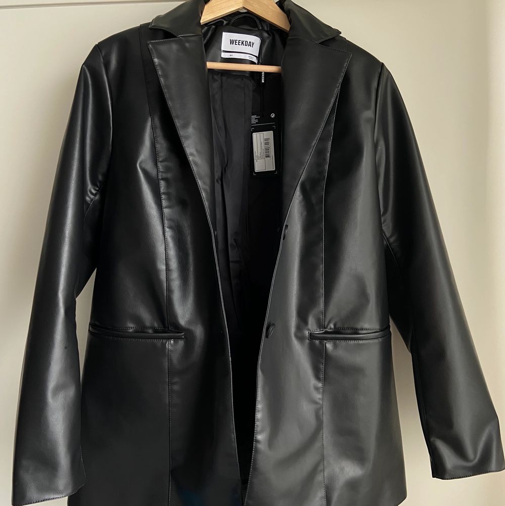 Weekday faux leather blazer | Plick 